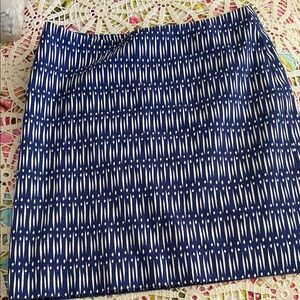 Ann Taylor Blue and White Patterned Pencil Skirt. Nice. Size 6P.